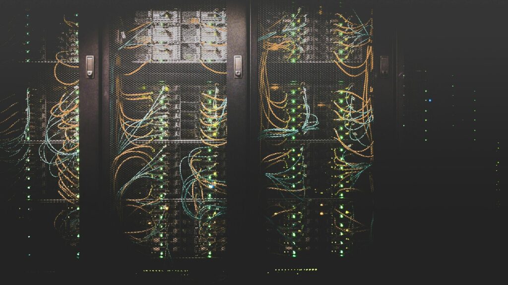 Netzwerkkabel in einem Serverschrank im Rechenzentrum