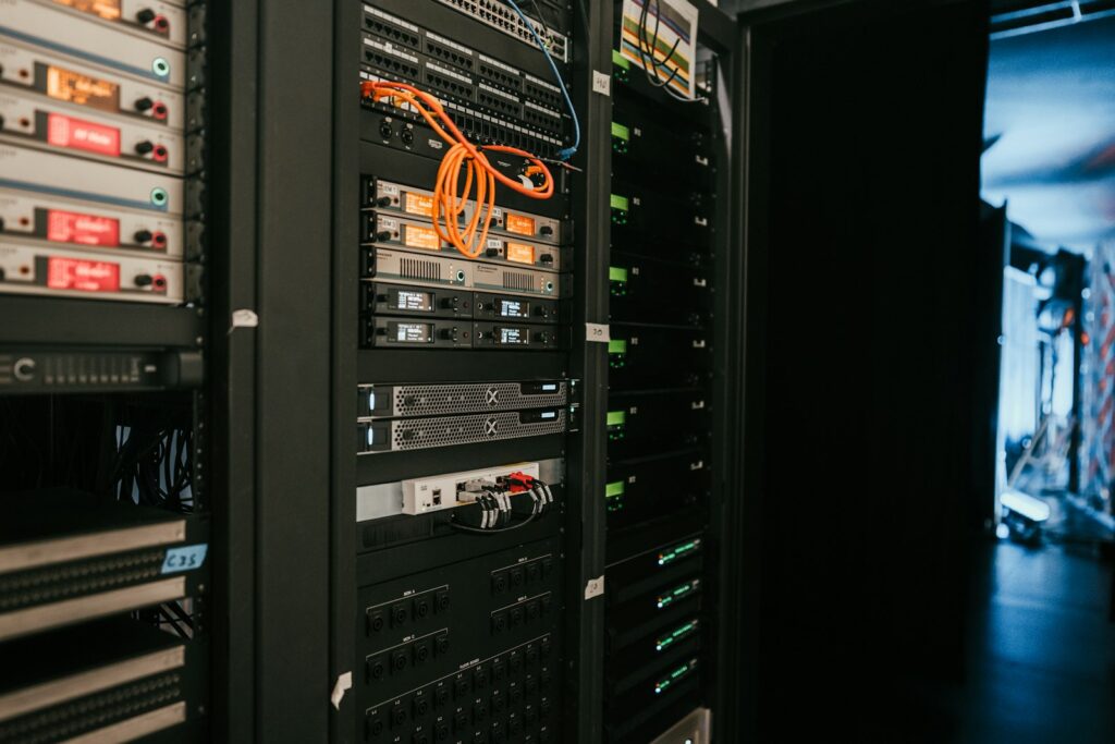 Serverrack in einem Serverraum als Alternative zur Cloud