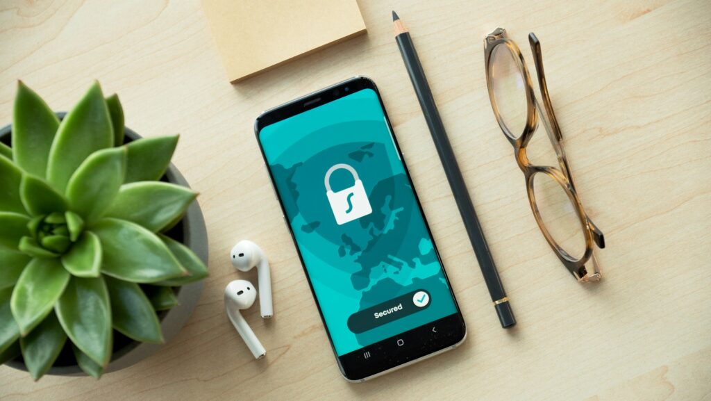 Smartphone mit Sicherheitsschloss auf dem Display als Symbol für Zwei-Faktor-Authentisierung