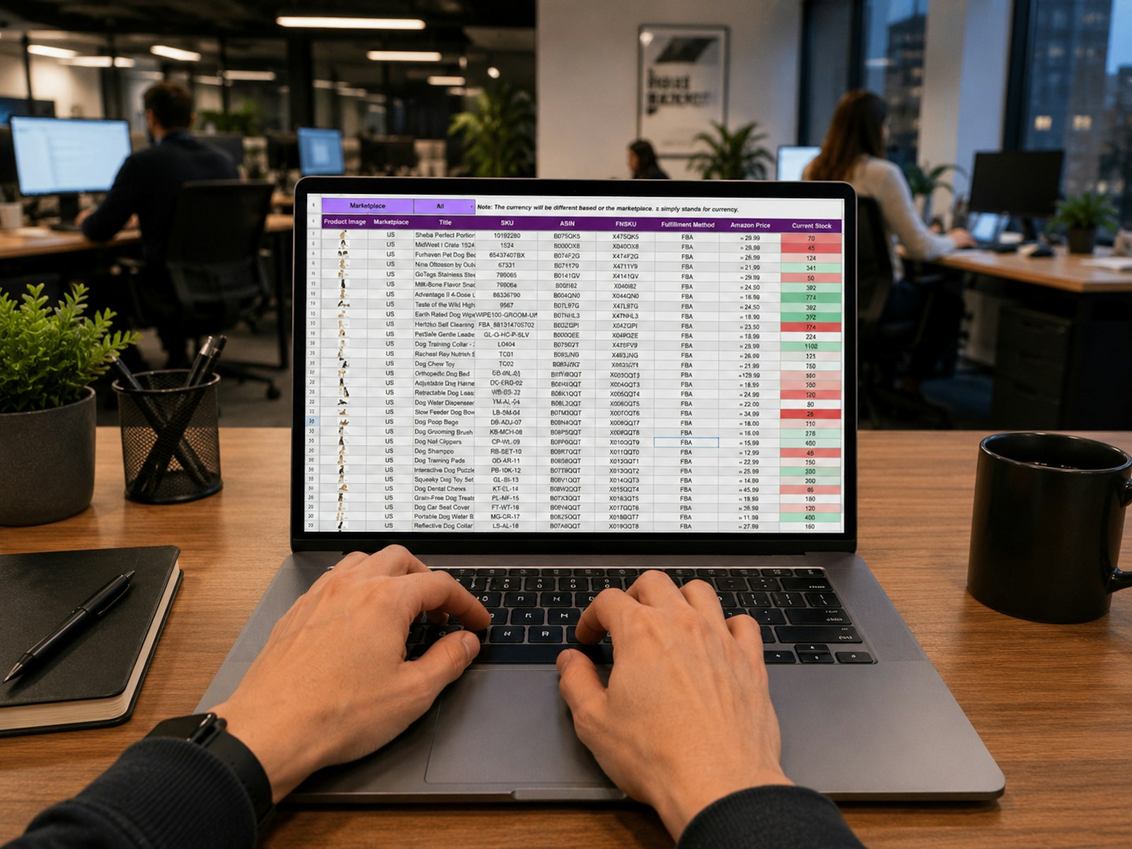 Hände tippen auf einem Laptop mit geöffneter Tabelle