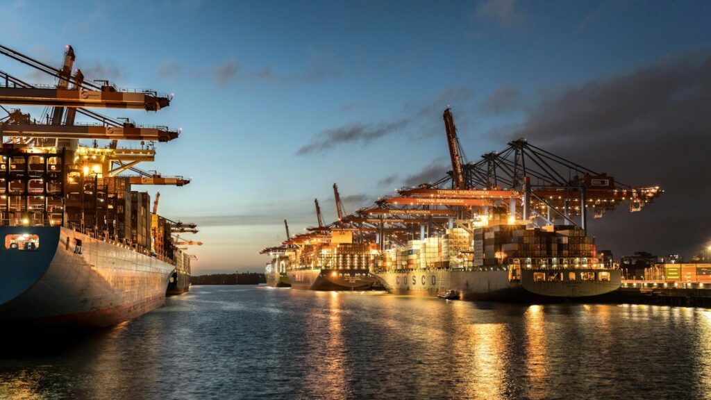 Containerschiffe im Hafen: Wer im Export neue Märkte sucht, startet oft hier