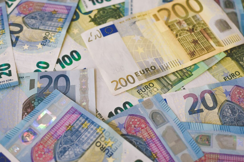 Verstreute Euro-Banknoten: Zwanzig-, Hundert- und Zweihundert-Euro-Scheine