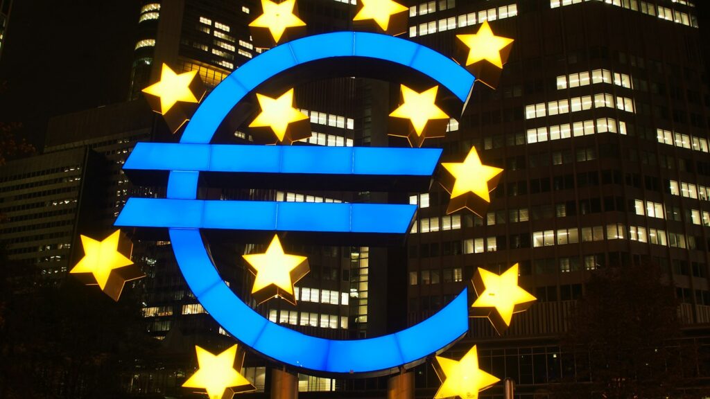 Euro-Skulptur vor der Europäischen Zentralbank in Frankfurt als Symbol für die EZB-Zinsentscheidung