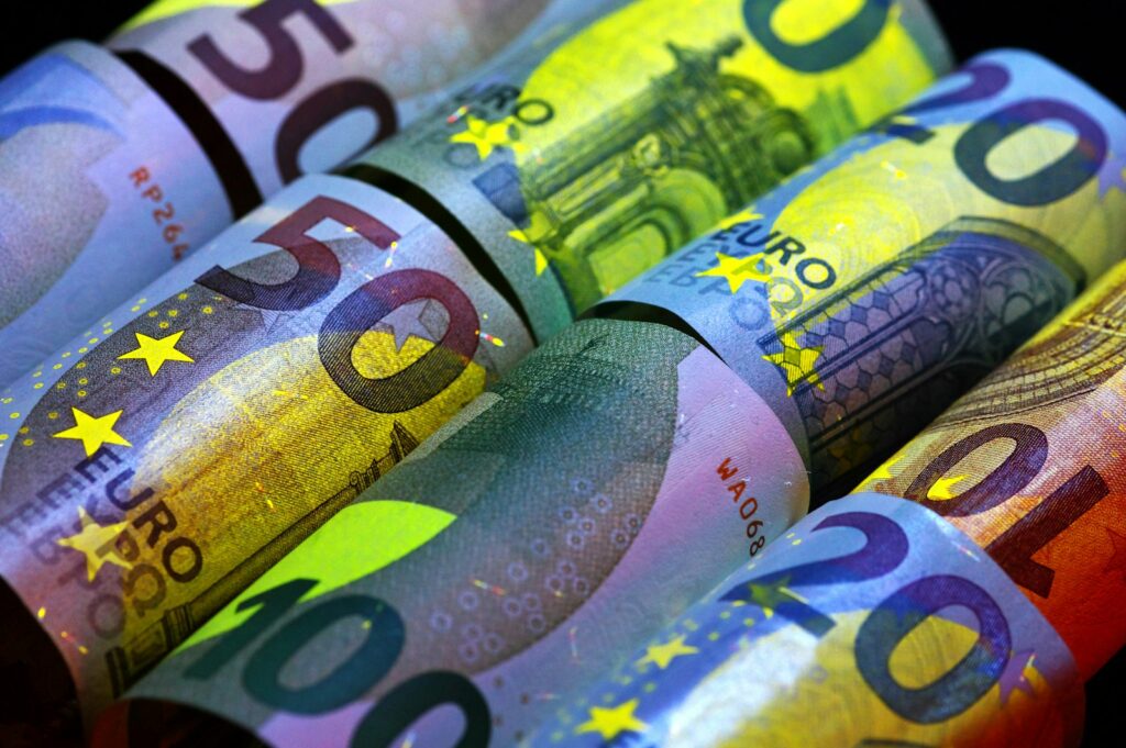 Gerollte Euro-Banknoten als Sinnbild für Kreditkosten und Liquidität nach der EZB-Zinsentscheidung