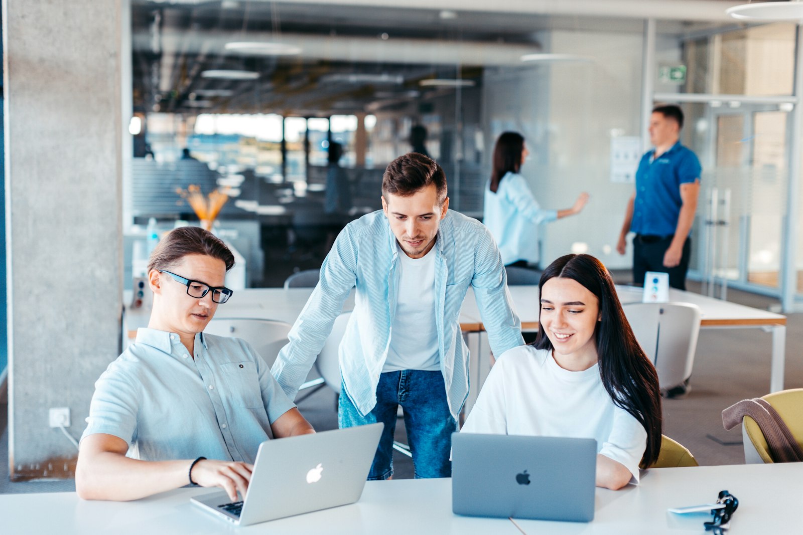 Team arbeitet mit Laptops an einem Tisch