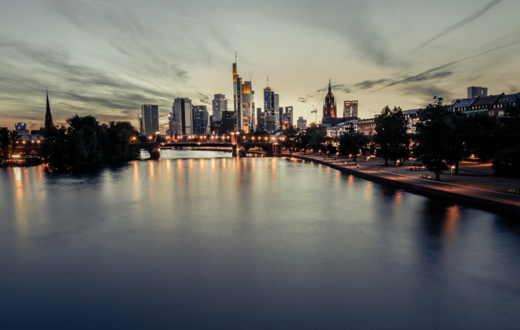 Skyline mit Bankenhochhäusern am Main in der Abenddämmerung, Finanzplatz Frankfurt