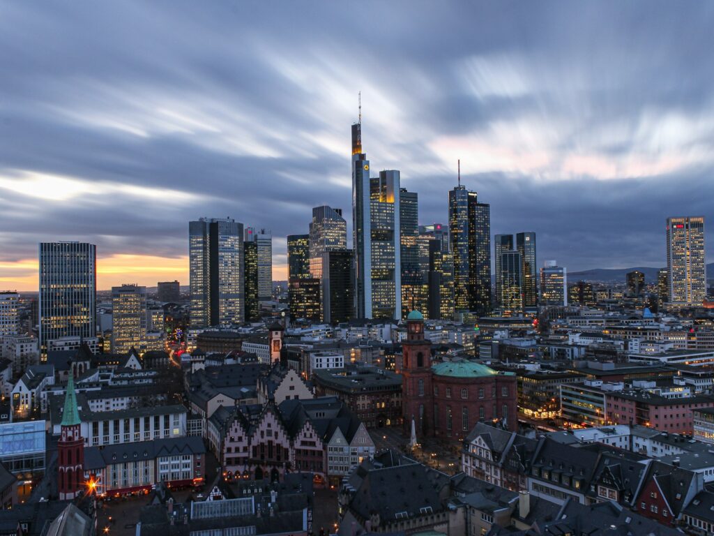 Frankfurter Skyline unter weißen Wolken bei Tag