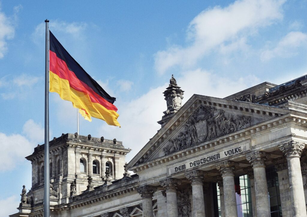 Deutsche Flagge über dem Reichstagsgebäude in Berlin