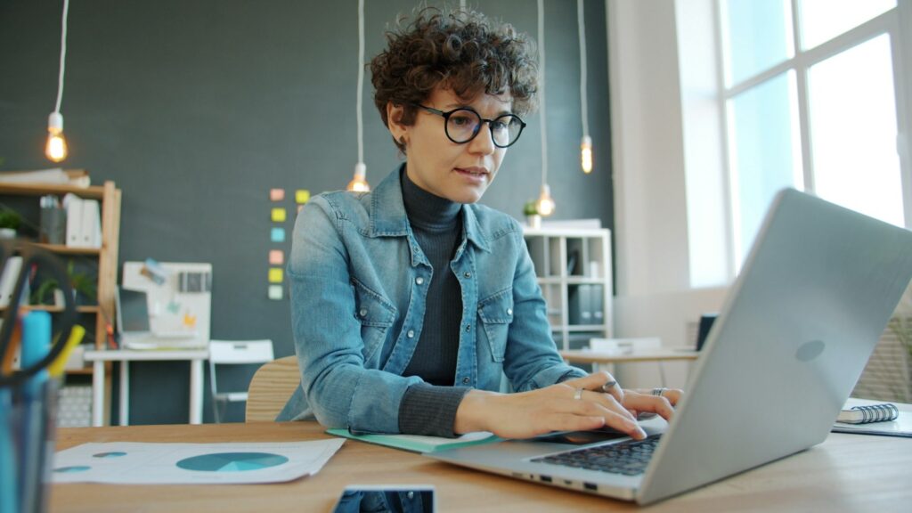 Führungskraft arbeitet konzentriert am Laptop im Büro – Führen in Teilzeit im Alltag
