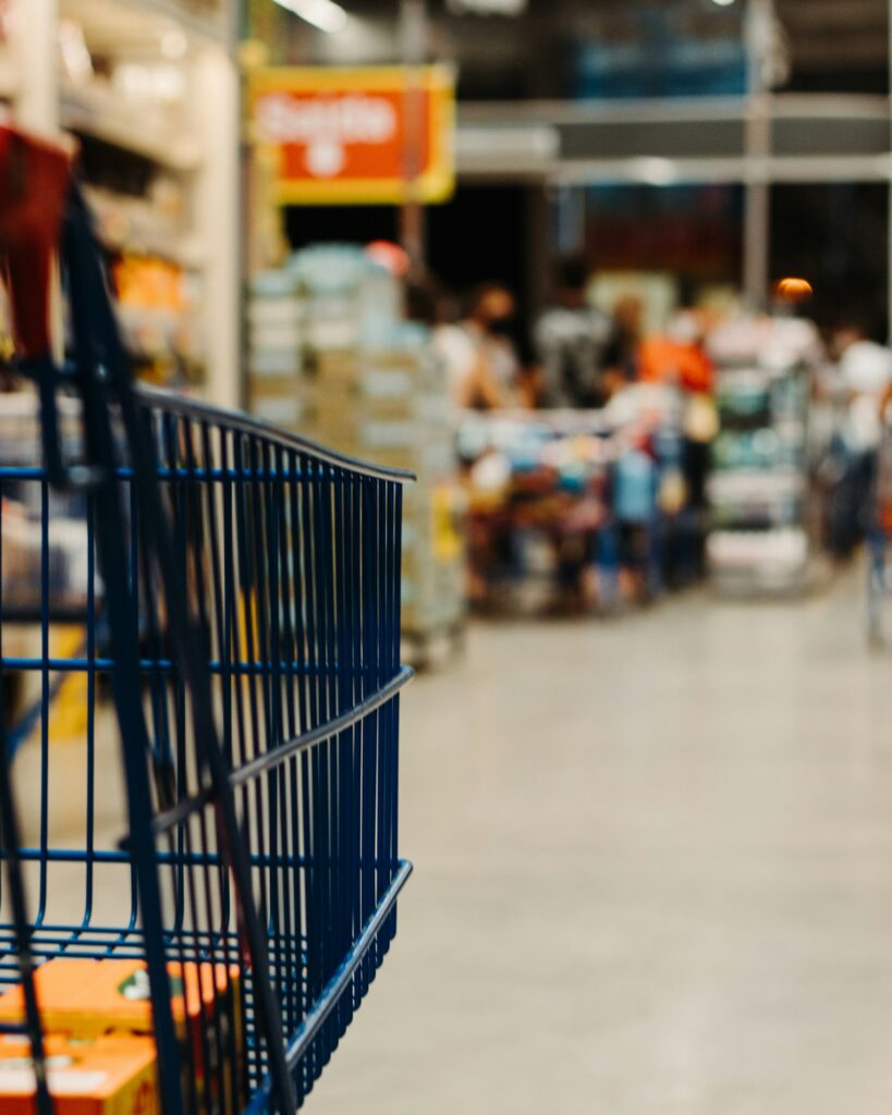 Einkaufswagen in einem Supermarktgang