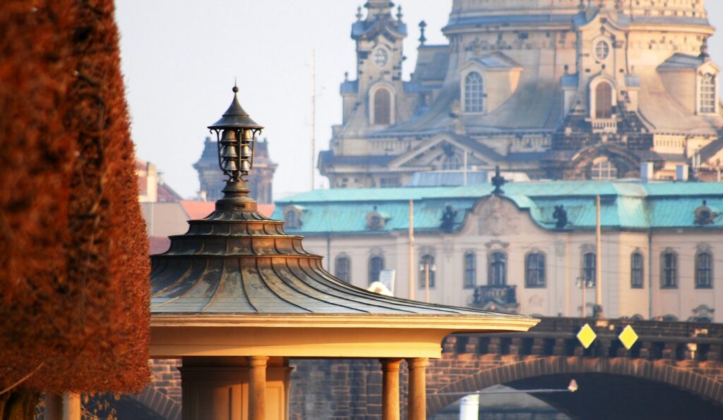 Investieren Ostdeutschland: Blick über die Elbe auf die historische Altstadt von Dresden