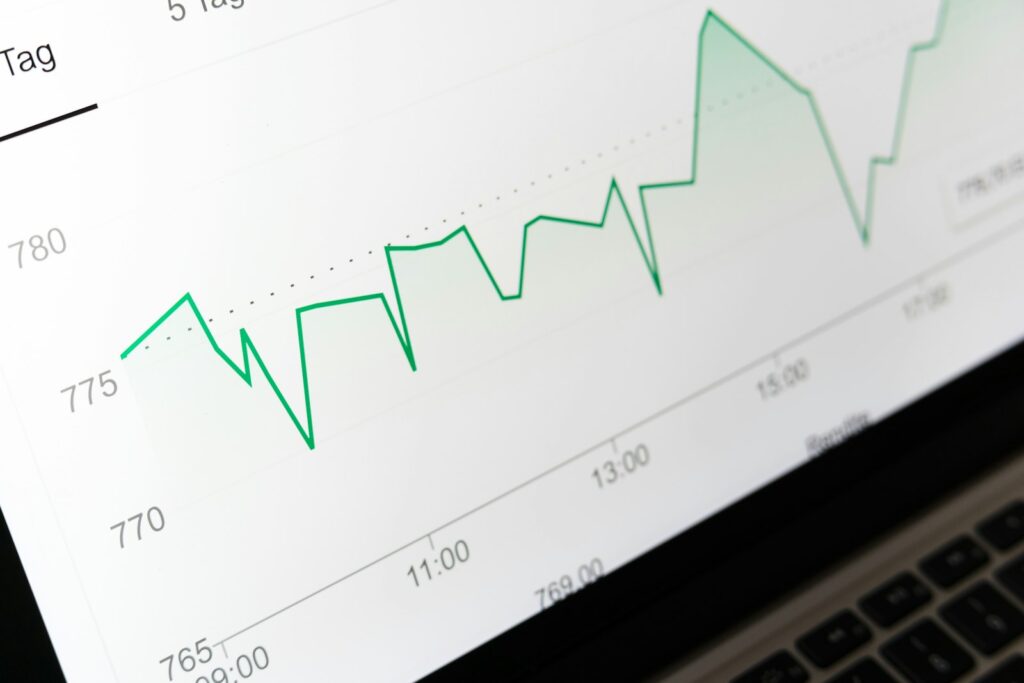 Wirtschaftsdaten auf einem Laptop – Konjunkturprognosen lesen und vergleichen