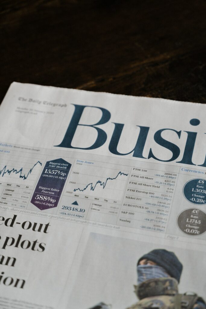 Wirtschaftsteil einer Zeitung mit Börsencharts