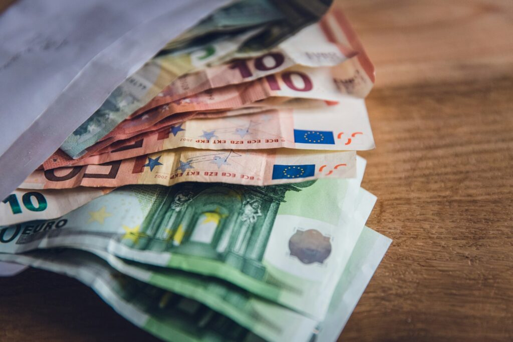 Euro-Banknoten auf einem Holztisch zum Thema Liquidität anlegen: Unternehmen planen ihre Reserven