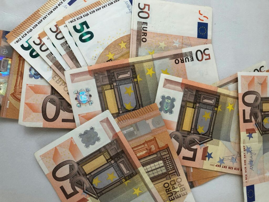 50-Euro-Scheine als Symbol für Unternehmensliquidität in Geldmarktfonds und Anleihen