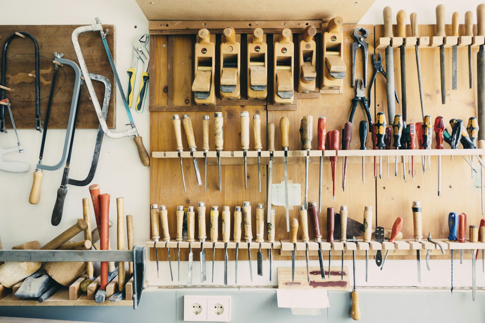 Handwerkzeuge ordentlich an einer Werkstattwand