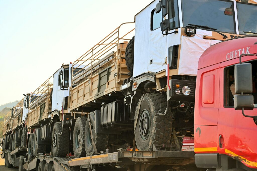 Lkw-Flotte auf einem Betriebshof als Symbol für Nearshoring in Europa