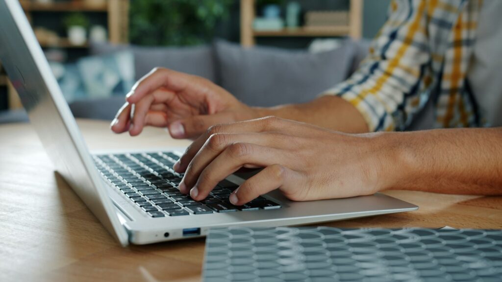 Selbstständige Person arbeitet am Laptop an der Einnahmen-Überschuss-Rechnung