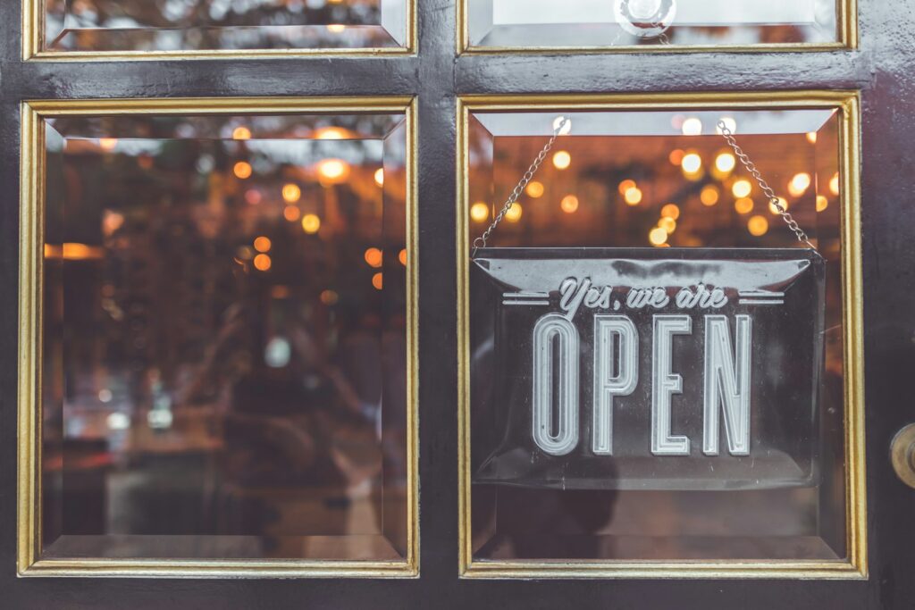 Open-Schild an der Ladentür eines Betriebs unter neuer Leitung nach der Nachfolge