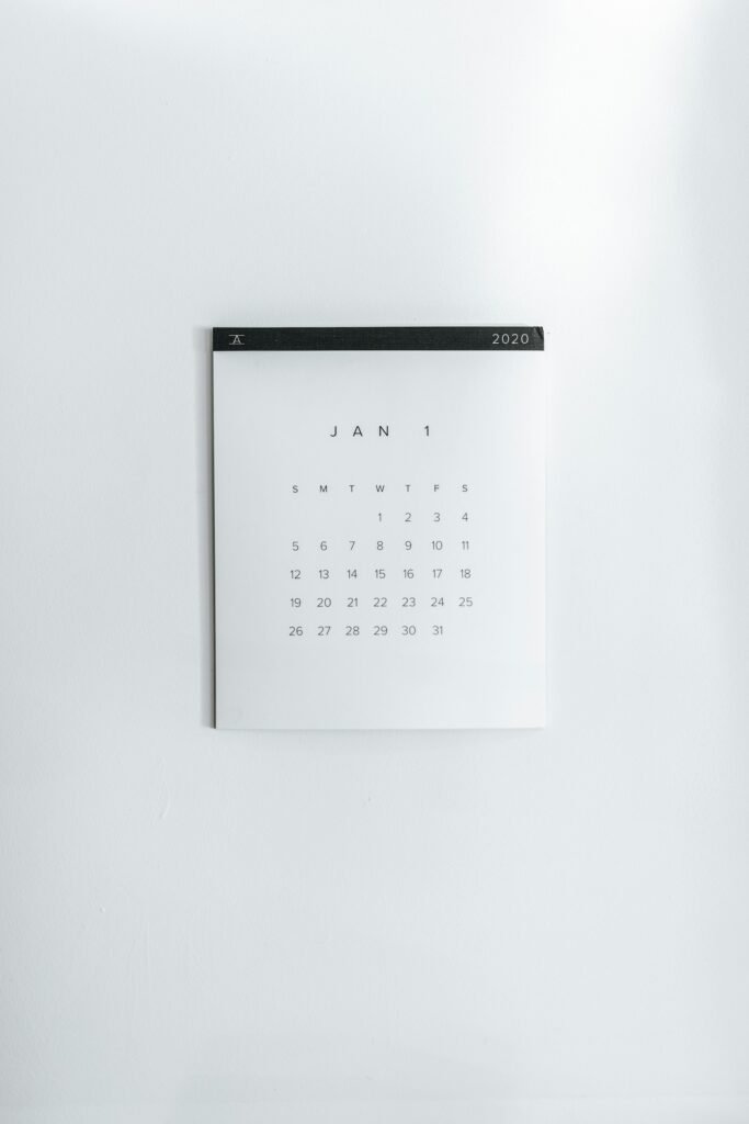 Weißer Kalender auf hellem Untergrund