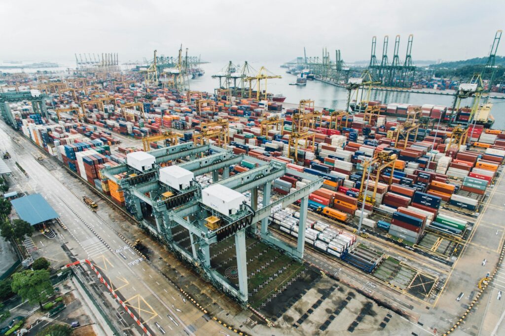 Containerhafen mit Frachtschiff: Wechselkurse beeinflussen Exporteure